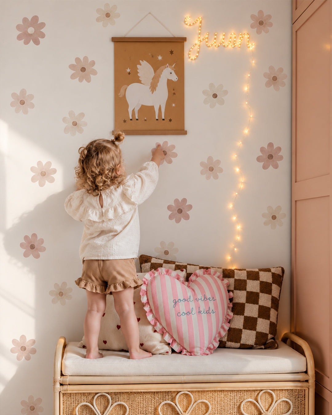 Pastel Papatyalar Duvar Sticker Seti – Çiçek Desenli Çocuk Odası Dekoru
